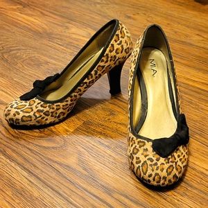 Leopard print snub-toed pumps, sz 10M